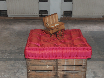 862162 Afbeelding van de presentatiesokkel met een klein handkarretje van het Volksbuurtmuseum Wijk C, bij de start van ...